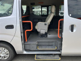2500CCディーゼル 4WD チェアキャブ M仕様 車いす2脚+8人で最大10人乗り 電動車いすリフター 8NO2年車検 リヤヒーター リヤクーラー メーター内バックカメラ 電動サイドステップ