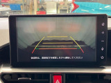 【バックカメラ】 駐車時に車両後方の様子を見ることができるので、運転の不安を軽くします
