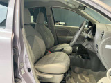 運転席、助手席です。ツートンカラーのシート地です。吸湿性のある布地をあしらい座面も広くゆったりと座れてきっと気に入っていただけると思います。