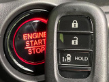 【Hondaスマートキー】カバンやポケットに入れたままでもドアの施錠・解錠が可能なスマートキーを装備。エンジンのオン・オフ時もカギを取り出す必要が無いからとっても便利です♪
