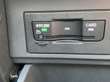 ETCユニットはグローブボックスの中に装着されています。こちらの車両にはDSRC(ETC 2.0)が付いていますので、渋滞情報などリアルタイムでナビに反映されます。