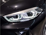 【LEDヘッドライト】先進のLEDテクノロジーを採用。放射される白色光の周波特性は太陽光に近く、バイキセノン・ヘッドライトを上回るコントラストで更に明るく輝きます!