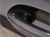 【デザインとの融合】BMWデザイナーが創り出したボディデザインを損なう事のない様に配置とデザインに拘っています。ドアノブについてもBMWの拘りに妥協はありません。