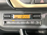 【オートエアコン】一度お好みの温度に設定すれば、車内の温度を検知し風量や温度を自動で調整。暑い…寒い…と何度もスイッチ操作をする必要はありません。快適な車内空間には必須の機能ですね♪