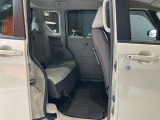 狭い駐車場でも乗り降りがしやすく開口部も広いスライドドアです。後部座席は左右分割でシートのスライドが可能です。