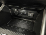 【充電用USBジャック】ついつい出先でスマホを使いすぎちゃった、そんなご経験はありませんか?ケーブルさえ持っていれば、車内でしっかり充電できちゃいますよ!