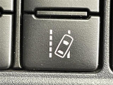 【レーンディパーチャーアラート(LDA)】クルマが車線または走路から逸脱する可能性がある場合に、ブザーまたはハンドルの振動により注意をうながします。機能には限界があるためご注意ください。