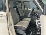 運転席、助手席です。ツートンカラーのシート地です。吸湿性のある布地をあしらい座面も広くゆったりと座れてきっと気に入っていただけると思います。
