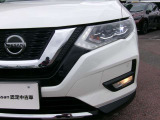 LEDヘッドランプは、シャープな白色光による優れた視認性を実現。シグネチャーLEDポジションランプも点灯します。