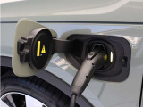 コンセントタイプ(3kW)やウォールボックスタイプ(6kW)の充電器を用いて、ご自宅で簡単充電。一般的な家庭用の200V交流充電ケーブルでは、約8時間で80%まで充電!1時間あたり7~14kmを走行できる電力を充電できます。