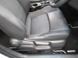 運転席です。座席の上下もできるシートアジャスター付きです。