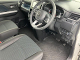 広々とした駐車場をご用意しておりますので、運転が苦手な方でもご安心ください。また、大型の屋根がございますので、雨に濡れることなくご移動できます。
