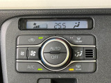 【オートエアコン】一度お好みの温度に設定すれば、車内の温度を検知し風量や温度を自動で調整。暑い…寒い…と何度もスイッチ操作をする必要はありません。快適な車内空間には必須の機能ですね♪