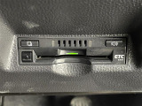 【純正ビルトインETC】有料道路を利用する際に料金所で停止することなく通過できる、ETC車載器(ノンストップ自動料金収受システム機器)が装備されています。セットアップを行うことで利用可能になります。