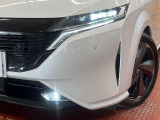 【LEDヘッドライト】悪天候や夜間走行時も良好な視界を確保し安心して運転できる高輝度LEDヘッドライトを装備!点灯速度が早く、消費電力も抑えられています。