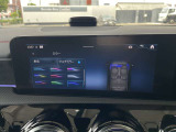 【アンビエントライト】ダッシュボード、センターコンソール、ドアパネルなど車内全体に間接光のLEDイルミネーションが配置されてます。
