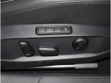 レザーシート標準装備されています。また、メモリー機能付きパワーシートが採用されていますので運転を交代されても調整が楽ですね。