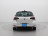 車の後ろ姿は、後方車から長い時間見られる為、とても重要な部分です。テールランプは、視認性に優れるデザインを使用し、減速や停止を後続のドライバーに知らせます。