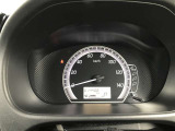スピードメーターはシンプルで見やすいデザイン!エコドライブインジケーターで燃費良く走るのをサポートしてくれます。