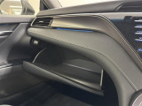 【グローブボックス】車検証、サングラスやCDなど小さい荷物が収納できるので車内を綺麗に整頓できますね。