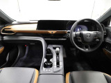 上質で落ち着いた印象のインパネ。視界も広々で運転しやすいです。