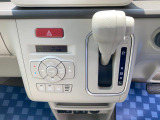 家庭用エアコン同様に温度設定するだけで室内温度を快適に保ってくれる フルオートエアコンを装備しています!