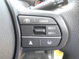 クルーズコントロールが装備されており、高速道路で定速走行が出来ます。前車との車間を自動で調整してくれる機能付きですのでドライブが快適です。