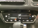 オートエアコンがついてますので、簡単操作で快適に過ごせます。リア熱線のスイッチの中にサイドミラーヒーターも入っています。パネル内のシートヒータースイッチは前席の左右別々に2段階で温度設定ができます。