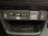 前席の左右別々のシートヒータースイッチが付いています。HiとLoの2段階で温度設定ができます。 スイッチの間にはアクセサリーソケットとETCがついており、高速道路の料金所の通過も楽々です!。