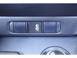 スマホやiPodを直接カーオーディオに接続できるAUXや、携帯の充電などに便利なUSBポートを装備!車内にあると便利なアイテムのひとつですね