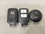 スマートキーを装備しています。鍵を差し込むことなくドアロックの開け閉めと、スタートボタン操作でのエンジンスタートができます。加えて、純正リモコンエンジンスターター用の操作キーもついています。