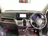 車内は光触媒抗菌消臭施工済です。インパネ周りはスタイリッシュなデザインで機能や装備も充実しています。グローブボックスやカップホルダーのほかにトレーなどたくさんの収納スペースが付いています。