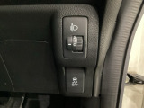 ハンドルの右側にはヘッドライトレベライザーとVSA(ABS+TCS+横滑り抑制)の解除スイッチがついています。ヘッドライトレベライザーは道路状況や積荷の加重に応じてライトの高さを調節できます。