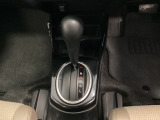 CVT車のセレクトレバーです。低速から高速まで、変速ショックのないスムーズな走りを実現するとともに、エンジン効率のよい領域を維持することで燃費にも貢献します。