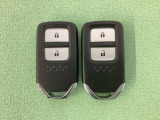 スマートキーを装備しています。鍵を差し込むことなくドアロックの開け閉めと、スタートボタン操作でのエンジンスタートができます。スペアキーも同じものを用意しております。