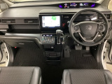 車内は光触媒抗菌消臭施工済です。インパネ周りはスタイリッシュなデザインです。グローブボックスやカップホルダーのほかにトレーなどたくさんの収納スペースが付いています。