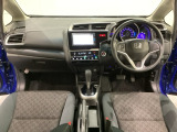 車内は光触媒抗菌消臭施工済です。インパネ周りはスタイリッシュなデザインで機能や装備も充実しています。グローブボックスやカップホルダーのほかにトレーなどたくさんの収納スペースが付いています。