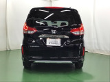 汚れが付着しやすいリヤガラスにはリヤワイパーが付いています。フロントのワイパーがONの時はシフトレバーをリバースに入れるとリヤワイパーがリンクして作動、クリヤーな視界が保てます