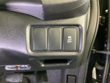 VSA装備車です。VSAはドライバーの操作と車の動きを見守っています。もし車の挙動が乱れたとき、4輪別々にブレーキをかけたり、エンジンパワーをしぼることによって車を安定させます。