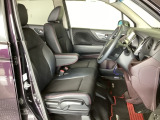 女性でも運転がしやすいように、シートの高さ調整機能(シートリフター)がついています。運転席と助手席の間が空いている為、助手席側への移動がスムーズです。交通量の多い道でも助手席側から乗り降りができます。