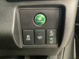 Hondaセンシング用の、VSA(ABS+TCS+横滑り抑制)解除とレーンキープアシストシステムのメインスイッチなどはハンドルの右側に装備しています。燃費に役立つECONボタンもここです。
