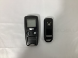 スマートキーを装備しています。鍵を差し込むことなくドアロックの開け閉めと、スタートボタン操作でのエンジンスタートができます。加えて、純正リモコンエンジンスターター用の操作キーもついています。