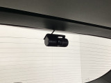 後方にもドライブレコーダーのカメラが付いています。前後両方でお車の周りを監視・記録いたします。