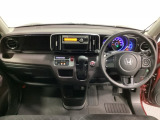 車内は光触媒抗菌消臭施工済です。スタイリッシュなデザインでスポーティなインパネ周りを演出します。グローブボックスやカップホルダーのほかにトレーなどたくさんの収納スペースが付いています。