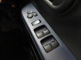 パワーウィンドウのスイッチですよ。 運転席に居ながら窓を開け閉めのコントロールできますよ。
