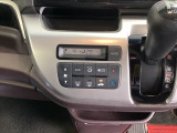 セレクトレバーの左側にオートエアコンがついてますので、お好みの温度をセットするだけで風の強さや風量を自動で調整します。スイッチも簡単操作で快適に過ごせます。