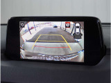 【バックカメラ】駐車が苦手な方でも安心してお乗りいただけます。リバース連動で画面が切り替わるのでとっても便利です。今や後方確認の必須アイテムですよね。