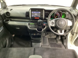 車内は光触媒抗菌消臭施工済です。インパネ周りはスタイリッシュなデザインです。グローブボックスやカップホルダーのほかにトレーなどたくさんの収納スペースが付いています。
