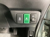 ハンドルの右側にはヘットライトリベライザーとVSA(ABS+TCS+横滑り抑制)の解除スイッチがついています。燃費に役立つECONボタンもここです。