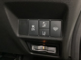 Hondaセンシング用の、VSA(ABS+TCS+横滑り抑制)解除とレーンキープアシストシステムのメインスイッチなどはハンドルの右側に装備しています。